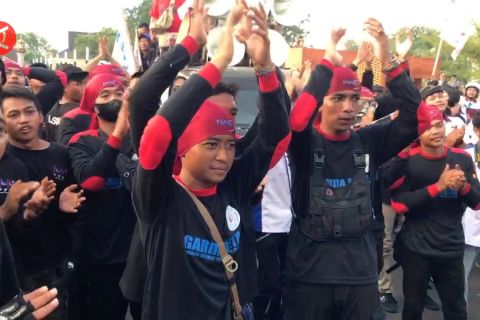 Anggota Brimob dapat kejutan saat unjuk rasa buruh