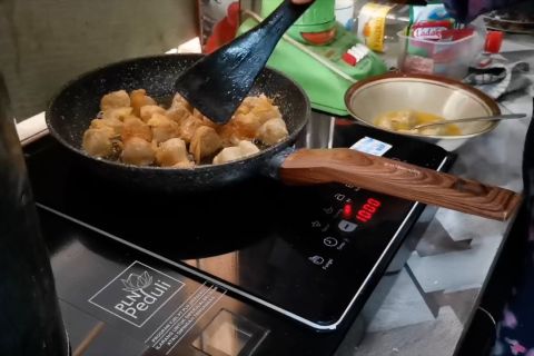 Antusias warga Solo dalam uji coba penggunaan kompor listrik