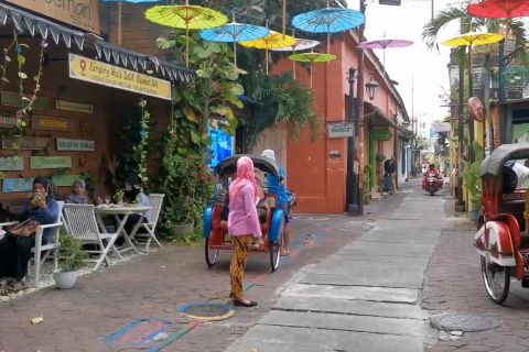 Asyiknya menyusuri gang sempit di Kampung batik Kauman Solo