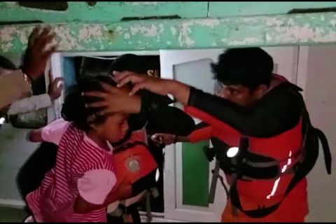 Basarnas Ambon evakuasi 38 penumpang kapal alami kebocoran di laut