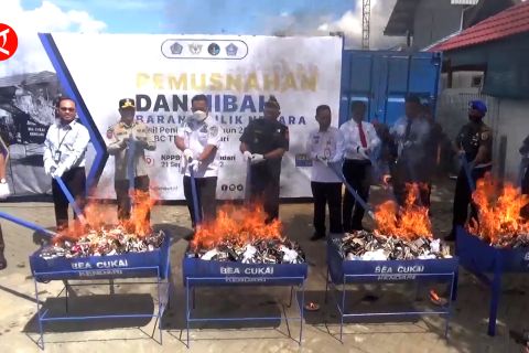 Bea Cukai Kendari musnahkan jutaan rokok dan minuman ilegal