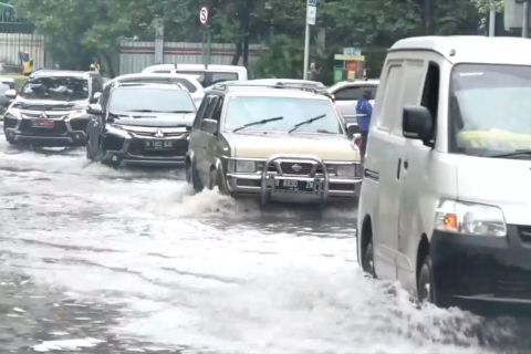 Hujan mulai terjadi, warga Jakarta diimbau waspada banjir di 125 titik
