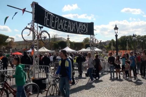 Menengok suasana car-free day di Paris