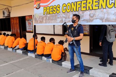 Pasca unjuk rasa, Polisi amankan 14 warga pembawa senjata tajam
