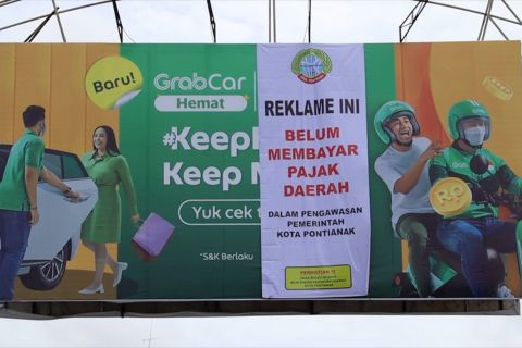 Pemkot Pontianak segel reklame permanen penunggak pajak
