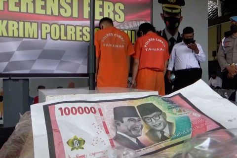 Polres Cimahi bekuk dua tersangka pembuat dan pengedar uang palsu