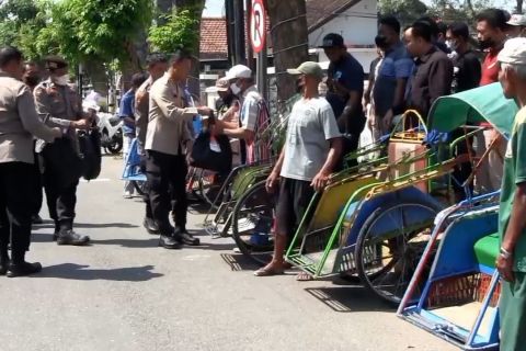 Polres Madiun bagikan 1.500 paket bansos ke warga
