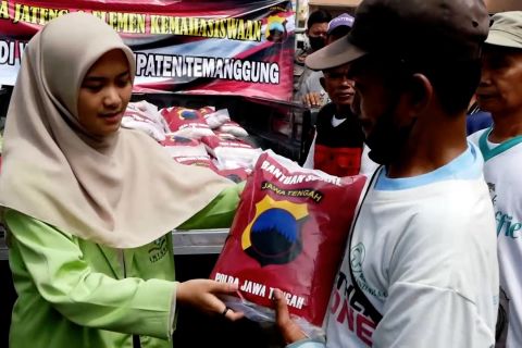 Polres Temanggung salurkan 2.000 paket beras untuk kuli pasar