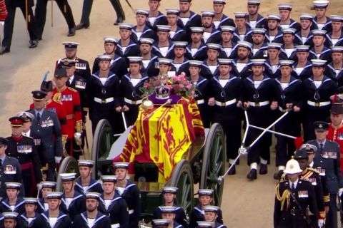 Prosesi membawa peti jenazah Ratu Elizabeth ke Westminster Abbey