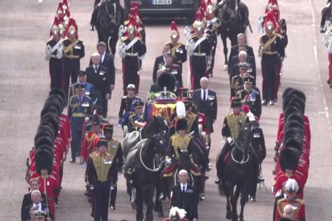 Raja Charles dan keluarga kerajaan kawal peti mati ratu ke Westminster