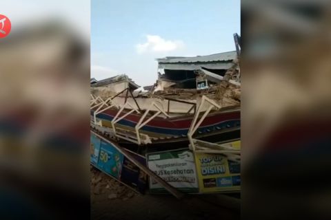 Bangunan minimarket di Pasir Jambu Bandung ambruk