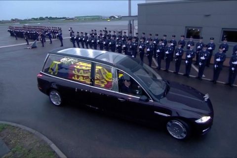 Peti jenazah Ratu Elizabeth tiba di London