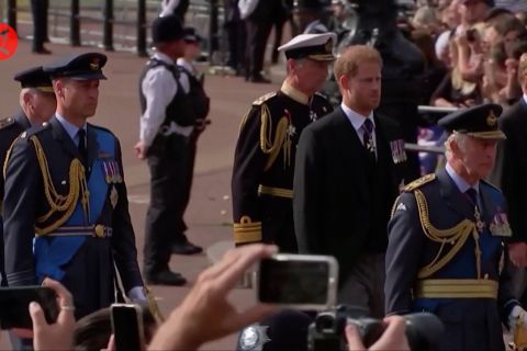 William-Harry kembali jalan bersama di belakang peti orang terkasih