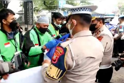 Ringankan beban masyarakat, Polda Jabar bagikan 7 ribu paket sembako