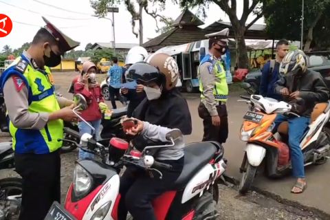 Saat petugas gabungan lakukan razia pajak kendaraan di Pandeglang