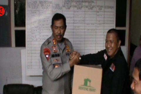 Kapolda salurkan bansos kepada KSBSI Sulsel