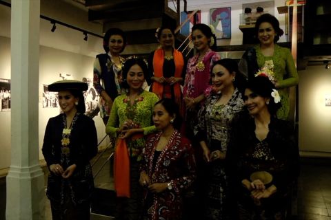 Tampil gaya dengan kebaya sebagai identitas bangsa