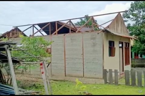 Tinjau kerusakan akibat puting beliung, ini langkah BPBD Kepsul Malut