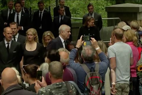 Bangsawan senior Inggris menyapa simpatisan di Kastel Balmoral