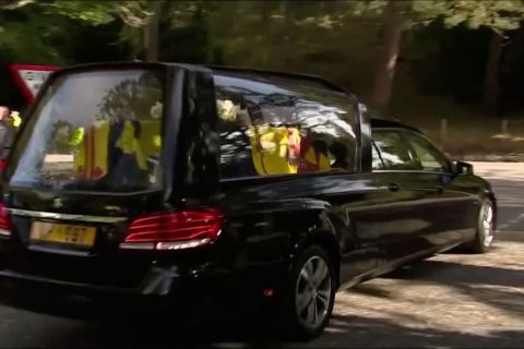 Peti jenazah Ratu Elizabeth II dibawa perlahan ke Edinburgh