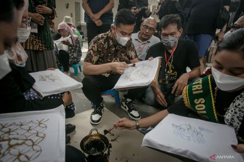 Membatik bersama menyambut Hari Batik Nasioal