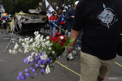 Suporter Arema tabur bunga di Stadion Kanjuruhan