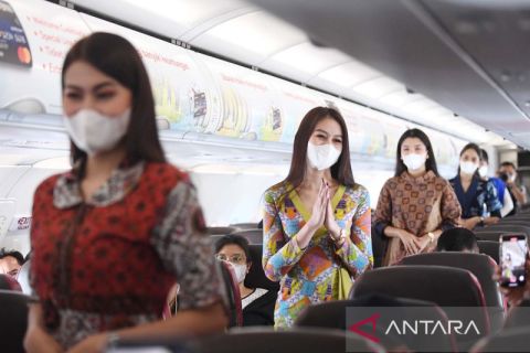 Peragaan busana batik di ketinggian 35.000 kaki