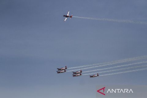 Aksi Tim Jupiter Aerobatic saat Gladi bersih HUT TNI