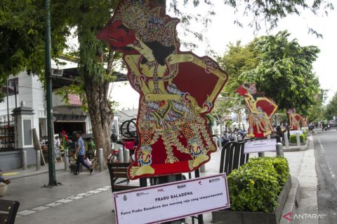 Pemasangan wayang di Malioboro