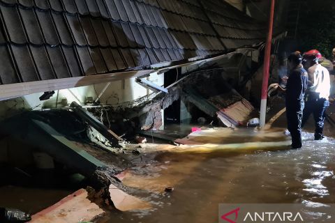 Tiga siswa MTsN 19 Pondok Labu meninggal tertimpa tembok saat banjir Ibu Kota