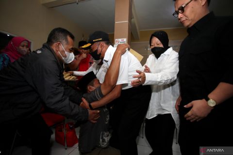 Penyerahan bansos bagi keluarga korban tragedi Kanjuruhan