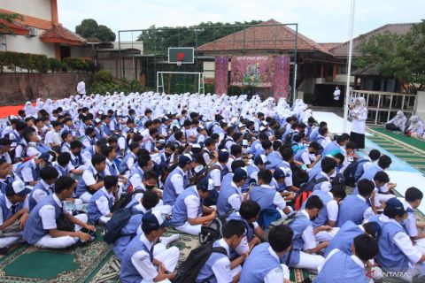 Proses belajar siswa MTSN 19 Jakarta Pascabanjir