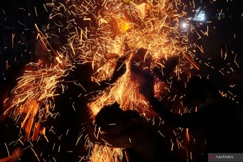 Tradisi perang api di Bali