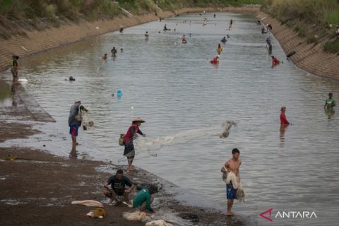 Penutupan pintu air dimanfaatkan warga mencari ikan