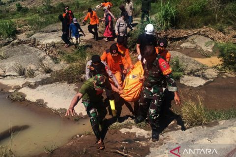 Evakuasi jenazah korban tanah longsor di Jeneponto