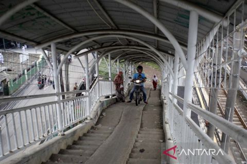 Pengendara sepeda motor memaksa lewat JPO di Cilebut