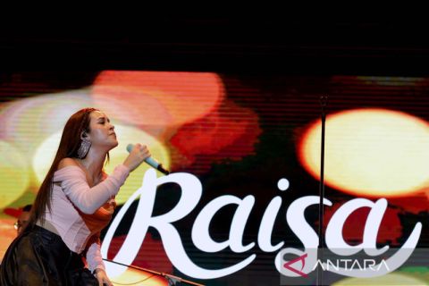 Aksi Raisa di konser live project Bali