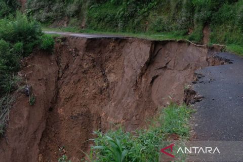Jalan alternatif ke dataran tinggi Dieng lewat Candiroto putus total