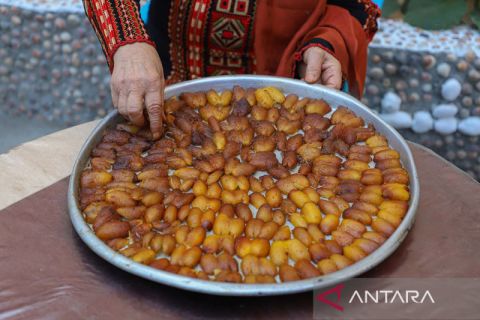 Keseharian warga Palestina menjemur kurma di rumahnya