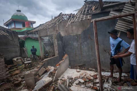 Dampak angin kencang di Lebak