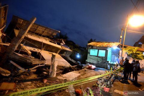 Rumah roboh tergerus aliran sungai di Bali