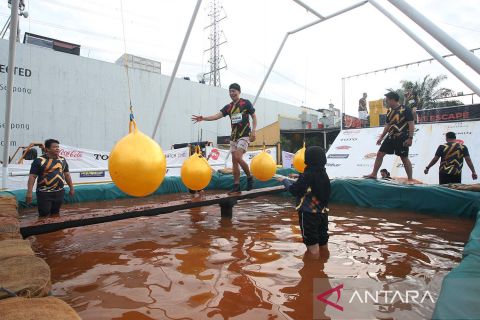 Serunya lomba lari halang rintang di Serpong Green Run Warrior 2022
