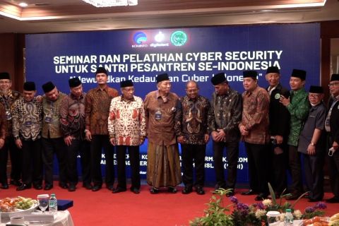 Para santri se-Indonesia mengikuti pelatihan keamanan siber