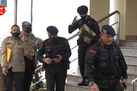 Berkas tahap dua dan barang bukti Ferdy Sambo dibawa ke Kejagung