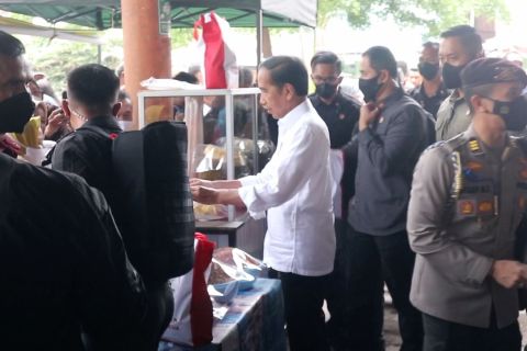 Blusukan ke Pasar Kosambi, Presiden bagikan BLT BBM untuk pedagang