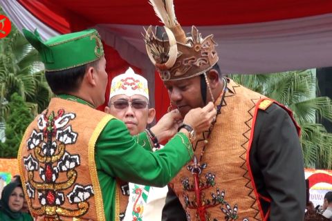 Danrem 102/Panju Panjung terima gelar adat Dayak saat HUT TNI