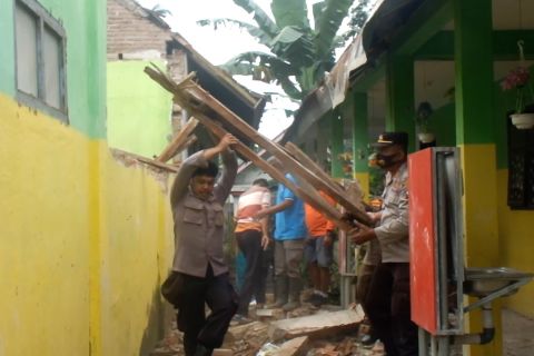 Gotong-royong benahi SDN Gugut Jember yang ambruk