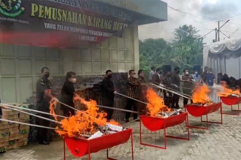 Kejaksaan Negeri Cilegon musnahkan 74.300 bungkus rokok ilegal