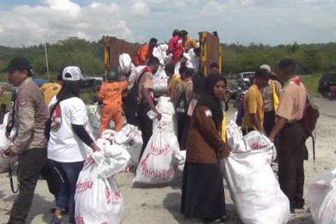 Kumpulkan 4 ton sampah, Econusa ajak generasi muda rawat teluk Ambon