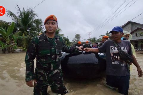 Lanal Lhokseumawe bersama Kopasgat tangani korban banjir Aceh Utara